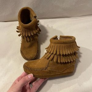 Minnetonka kids boots size 7